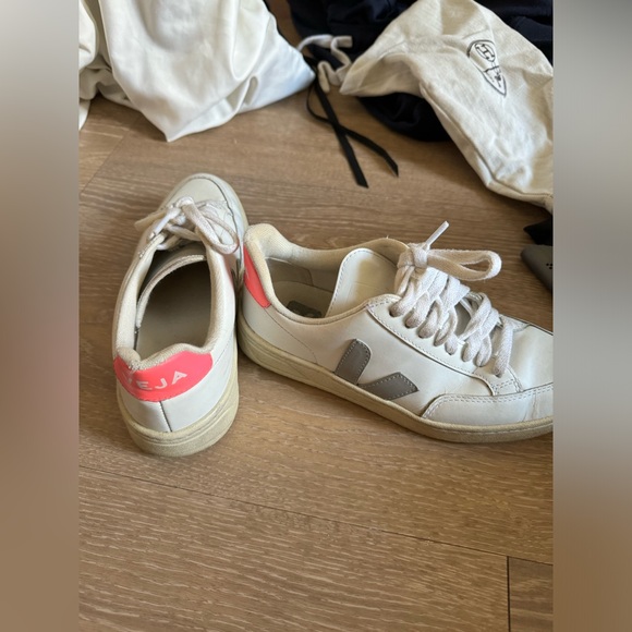 Veja V-12 Sneaker - Picture 4 of 4